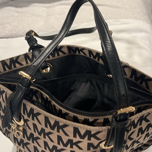 Michael Kors creme/ blk pocket book - Picture 7 of 7